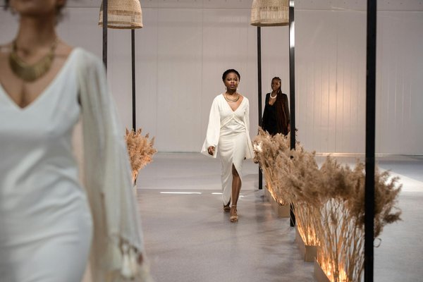 Brillance et Chic : Guide pour Incorporer des Éléments Métalliques dans Votre Look de Soirée – Astuces et Inspirations